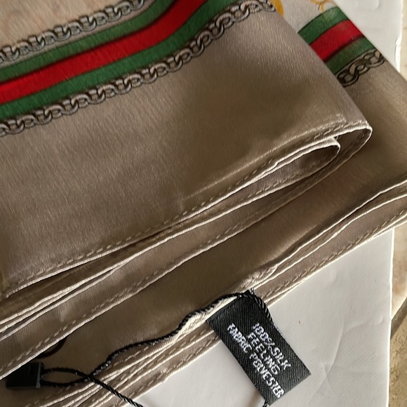 NWT Gorgeous Soft Scarf. - Picture 5 of 5